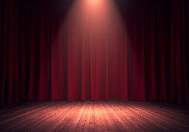 Leere Theaterbühne mit einem einzelnen Scheinwerfer, der auf die Mitte zeigt.